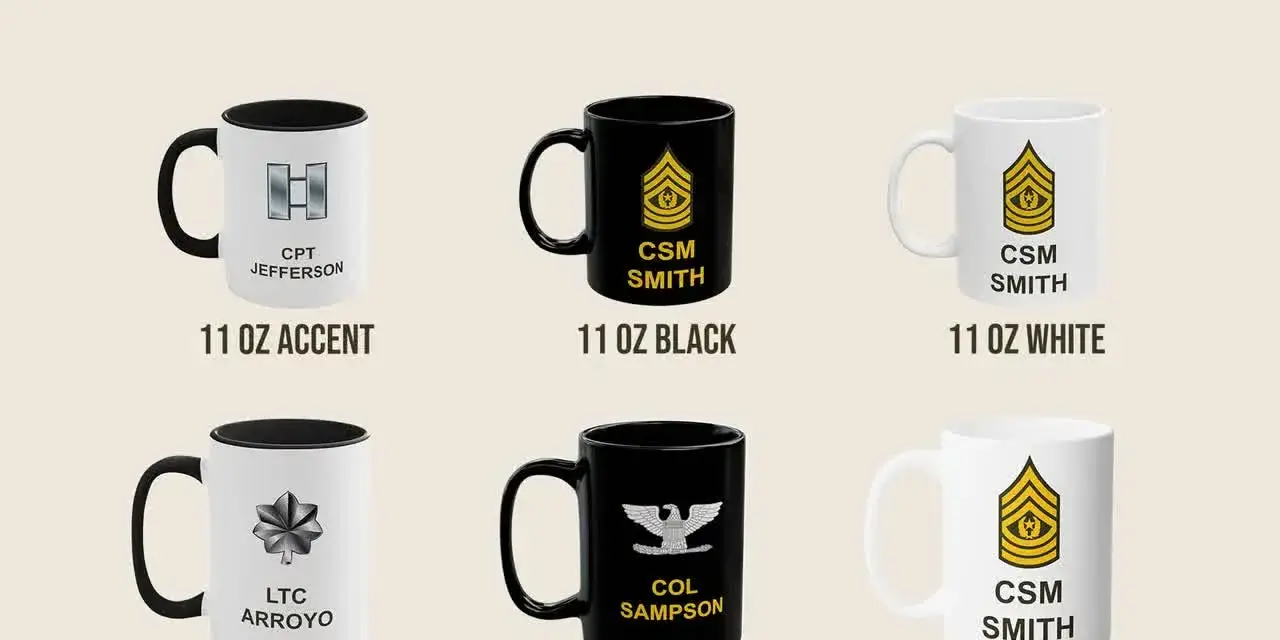 Seis tazas militares de diferentes tamaños y colores, cada una con un nombre y rango militar.