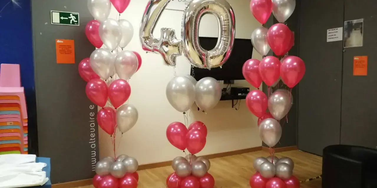 ¡Feliz cumpleaños! Globos plateados y rosas forman un número 40 gigante, celebrando un hito especial.