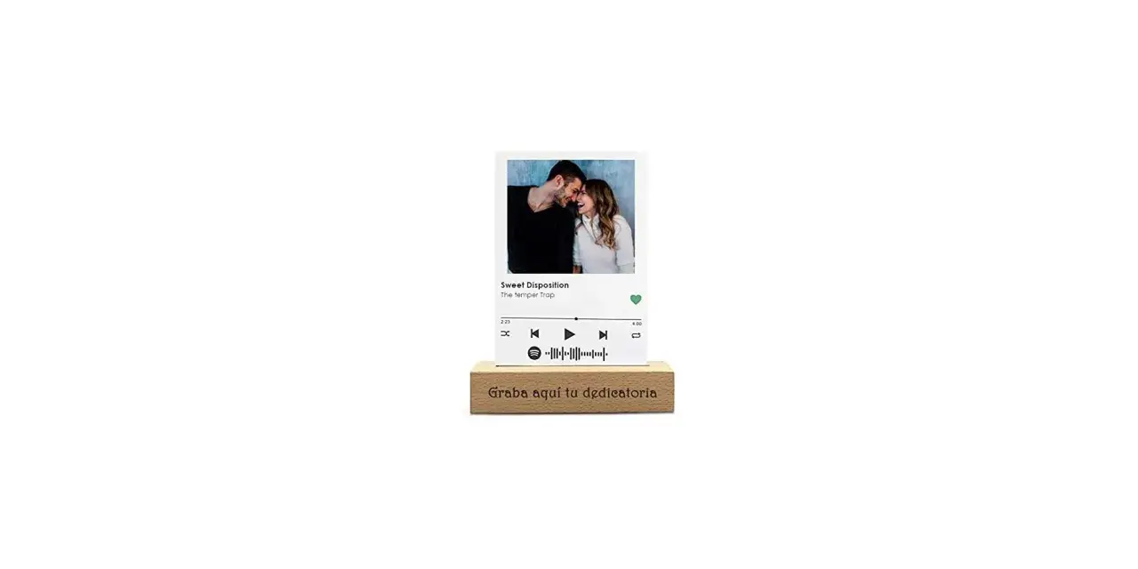 Foto con canción de Spotify de una pareja, con la carátula de "Sweet Disposition" y un código QR para reproducirla.