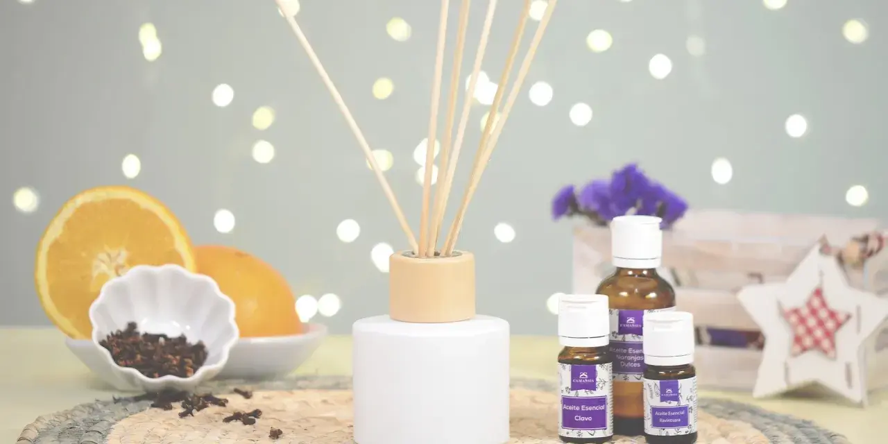 Un mikado casero duradero con aceites esenciales de clavo y naranja. Aromas naturales para tu hogar.