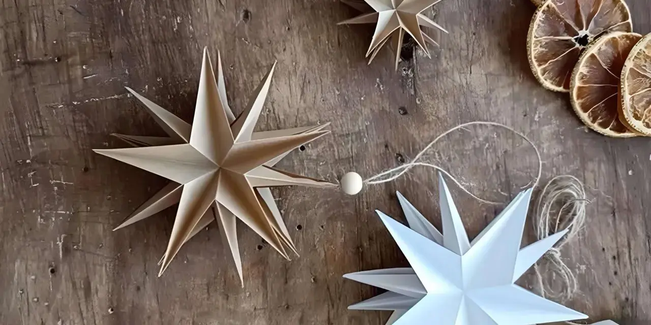 Estrellas de papel hechas a mano, perfectas manualidades adornos navideños caseros. Decoración rústica con rodajas de naranja seca.