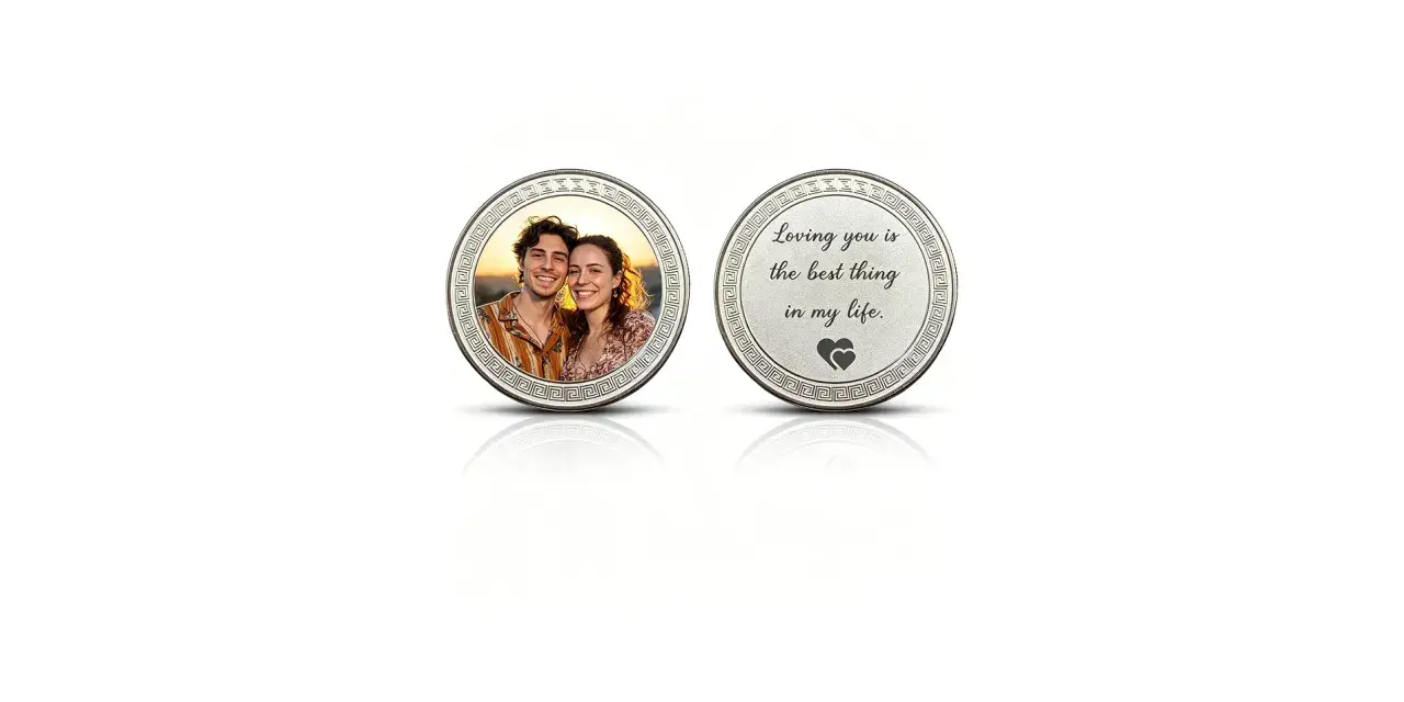 Monedas personalizadas con foto de pareja y mensaje romántico. Un recuerdo único.