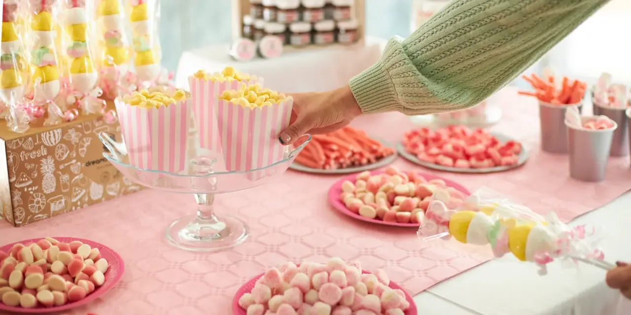 Mesa llena de chuches y palomitas, ¡ideas originales con chuches para una fiesta dulce!