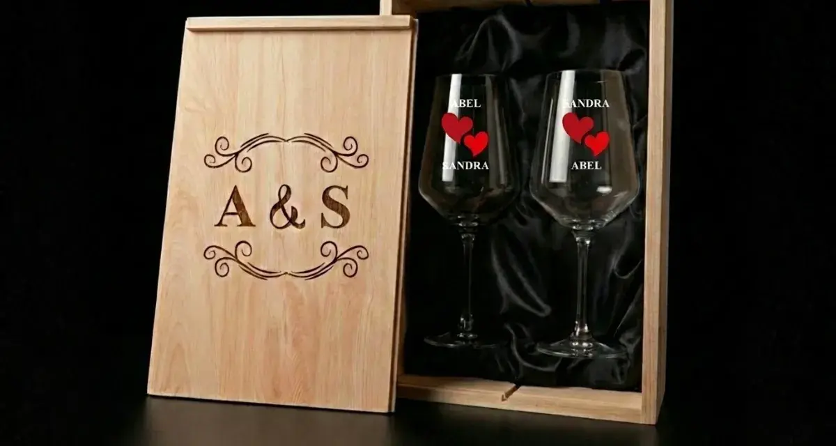 Caja de madera con dos copas de vino personalizadas con nombres y corazones. Ideal para personalizar copas de vino.