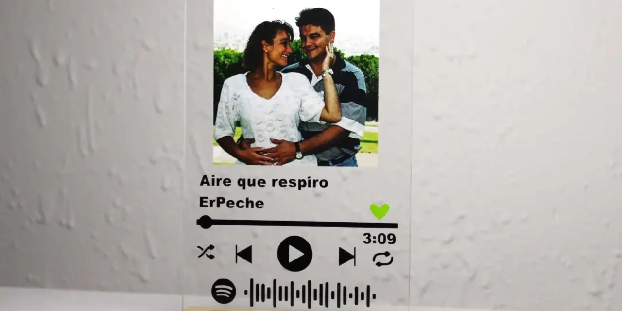 Placa Spotify personalizada con foto de pareja y controles de reproducción. Un recuerdo musical único.