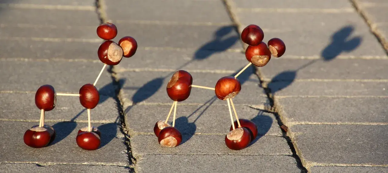 Figuras hechas con castañas y palillos, una divertida manualidad castaña que parece una molécula o un robot.
