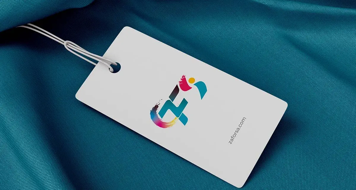 Etiquetas hecho a mano con logo colorido y web.
