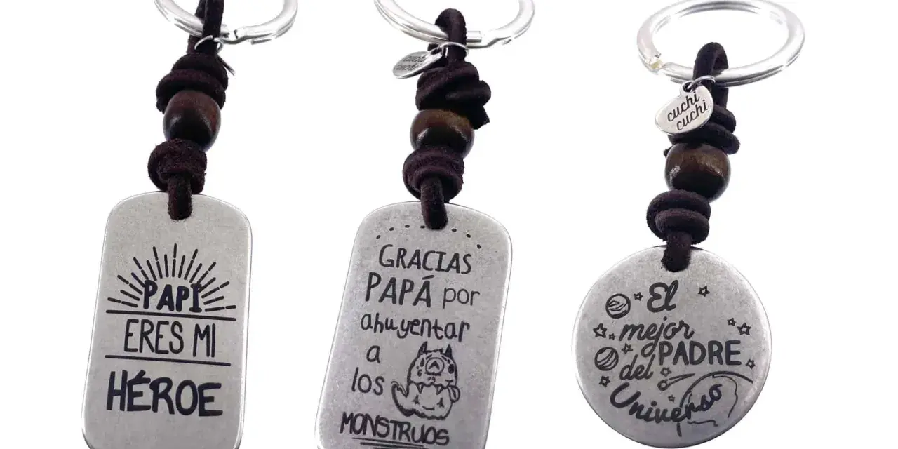 Llaveros personalizados originales: "Papi, eres mi héroe", "Gracias papá por ahuyentar a los monstruos" y "El mejor padre del universo".