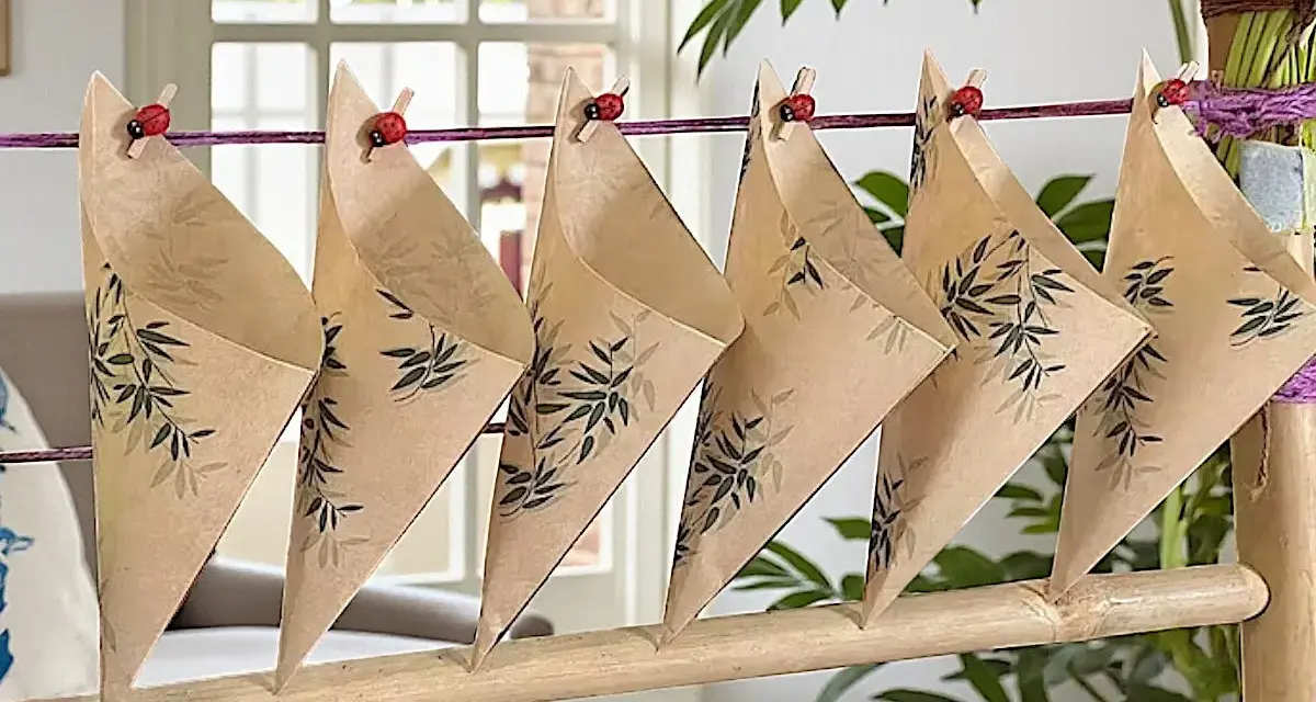 Cucuruchos de papel con diseño de bambú, colgados con pinzas de mariquita. Ideas para hacer cucuruchos de papel.
