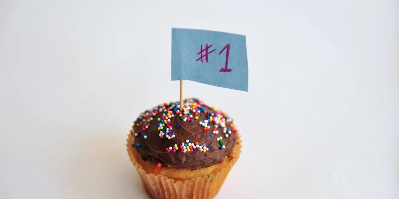 Magdalena con glaseado de chocolate y chispas de colores, lista para decorar. ¡El número 1!