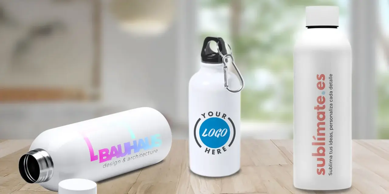 Tres bidones personalizados en una mesa de madera. Uno con logo "BAUHAUS", otro con "YOUR LOGO HERE" y el tercero con "sublimate.es".