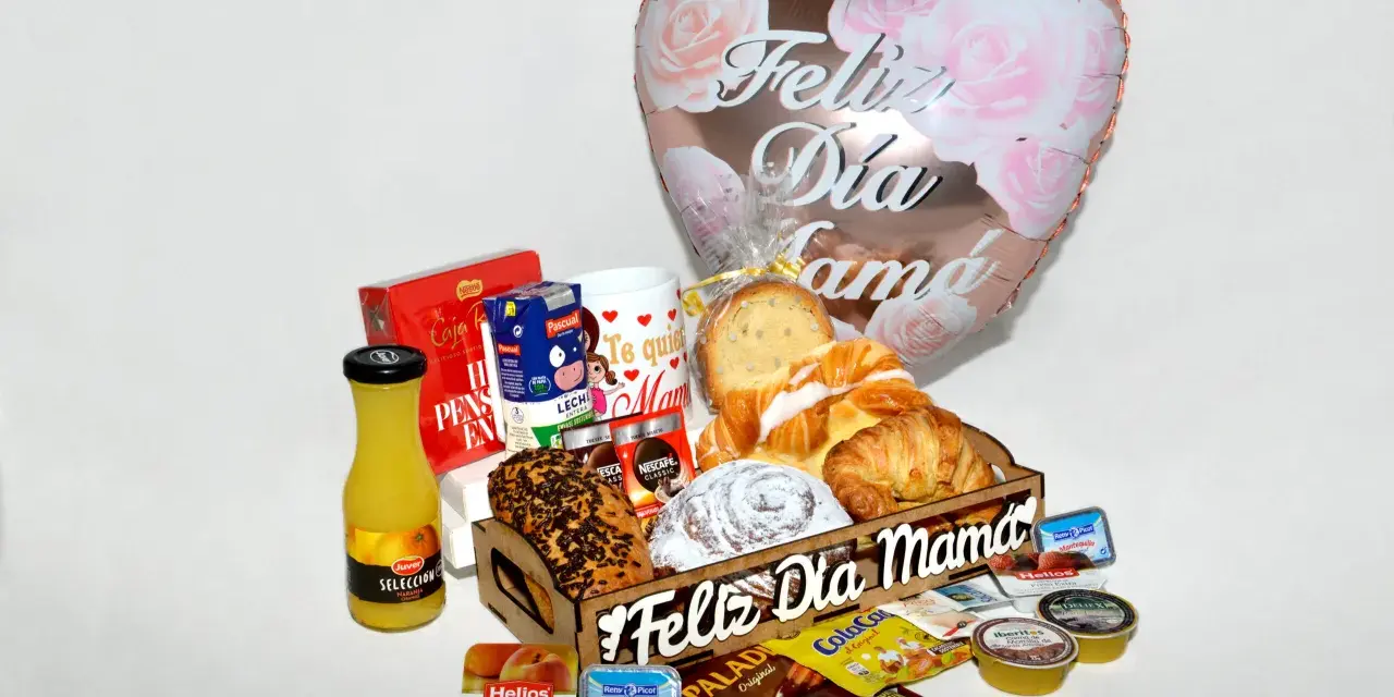 Una bandeja personalizada para mamá con café, jugo, pan, croissants y mermelada.