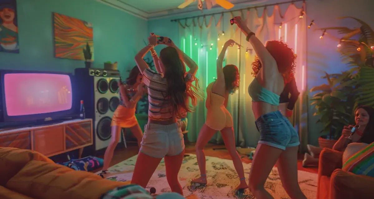 Chicas bailando en una fiesta temática de los 80, con luces de neón y música a todo volumen.