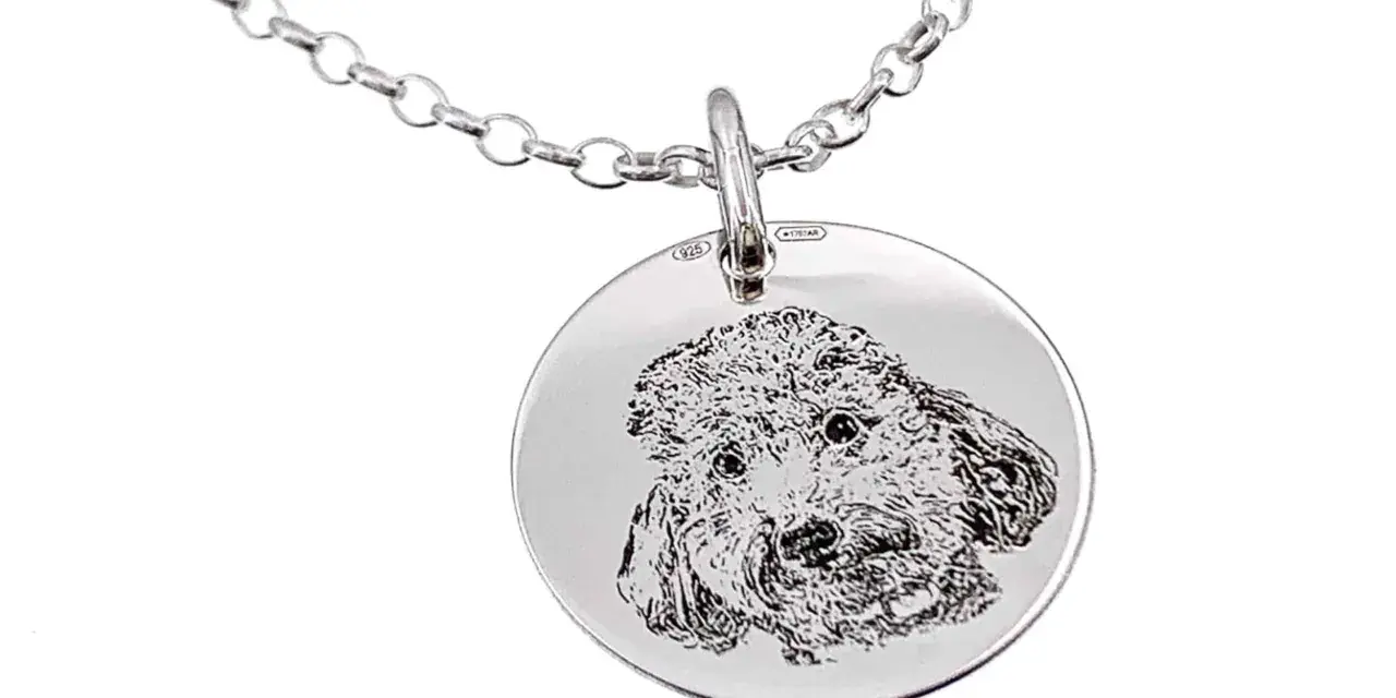 Colgante mascota personalizado de plata con grabado de un perro.