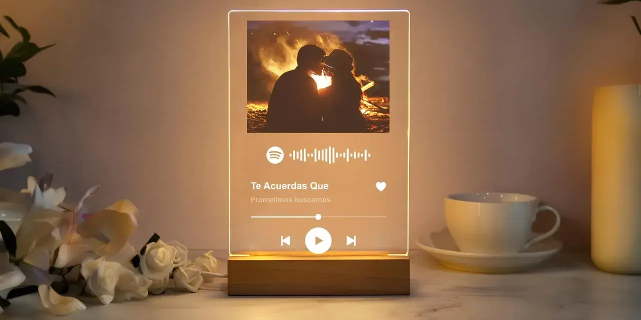 Un cuadro Spotify personalizado con una pareja besándose junto a una fogata. La canción "Te Acuerdas Que" de Prometimos buscarnos.