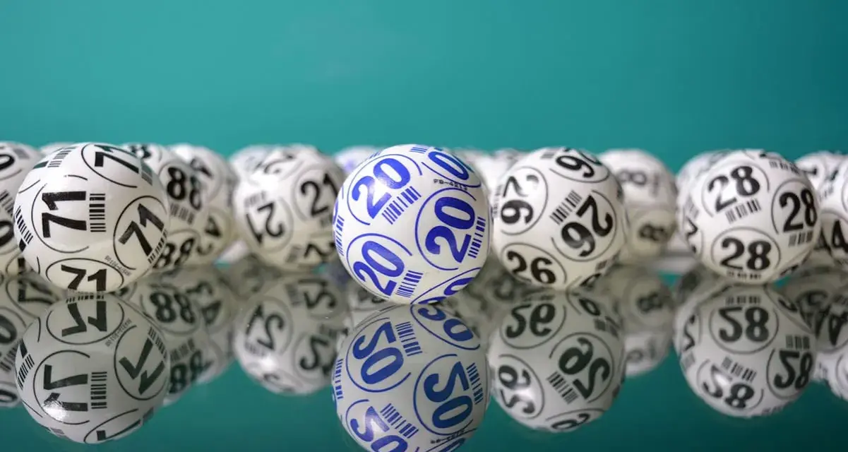 Bolas de lotería con números, listas para saber como hacer una rifa.