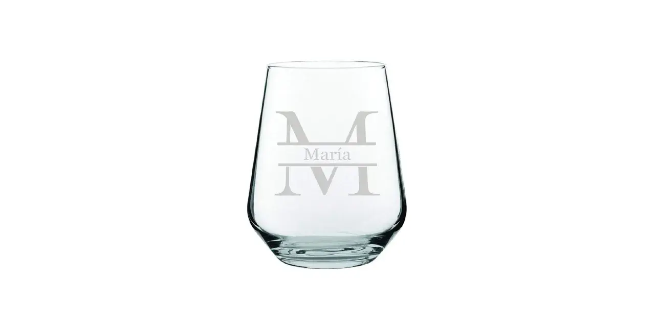 Vaso de cristal transparente con iniciales grabadas "M" y el nombre "María".