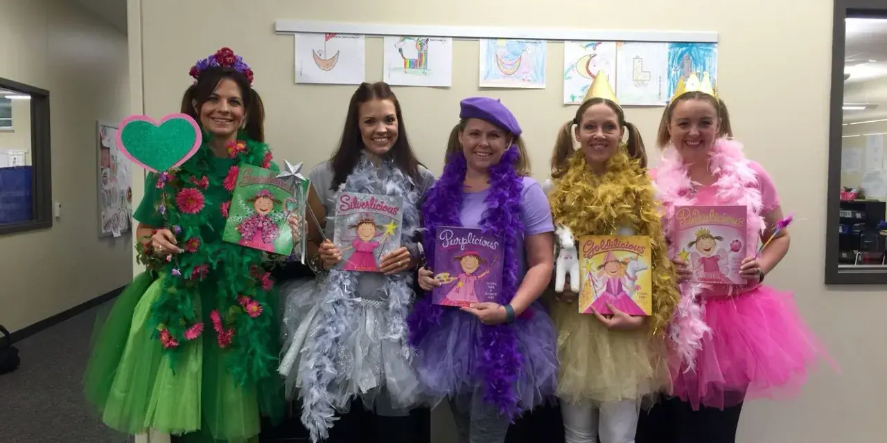 Cinco mujeres con disfraces caseros inspirados en "Ricitos de Oro" y los osos, cada una representando un color: verde, plateado, morado, dorado y rosa.