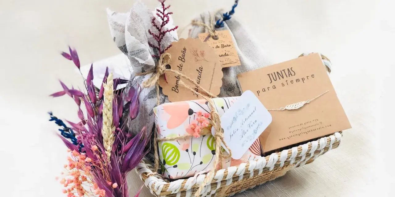 Pack regalo aniversario con jabón artesanal, bomba de baño y pulsera de plata. ¡Perfecto para celebrar!