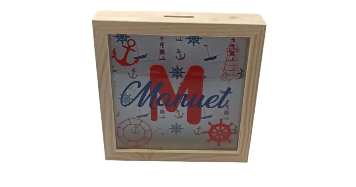 Hucha personalizable de madera con diseño marinero y el nombre "Manuel".