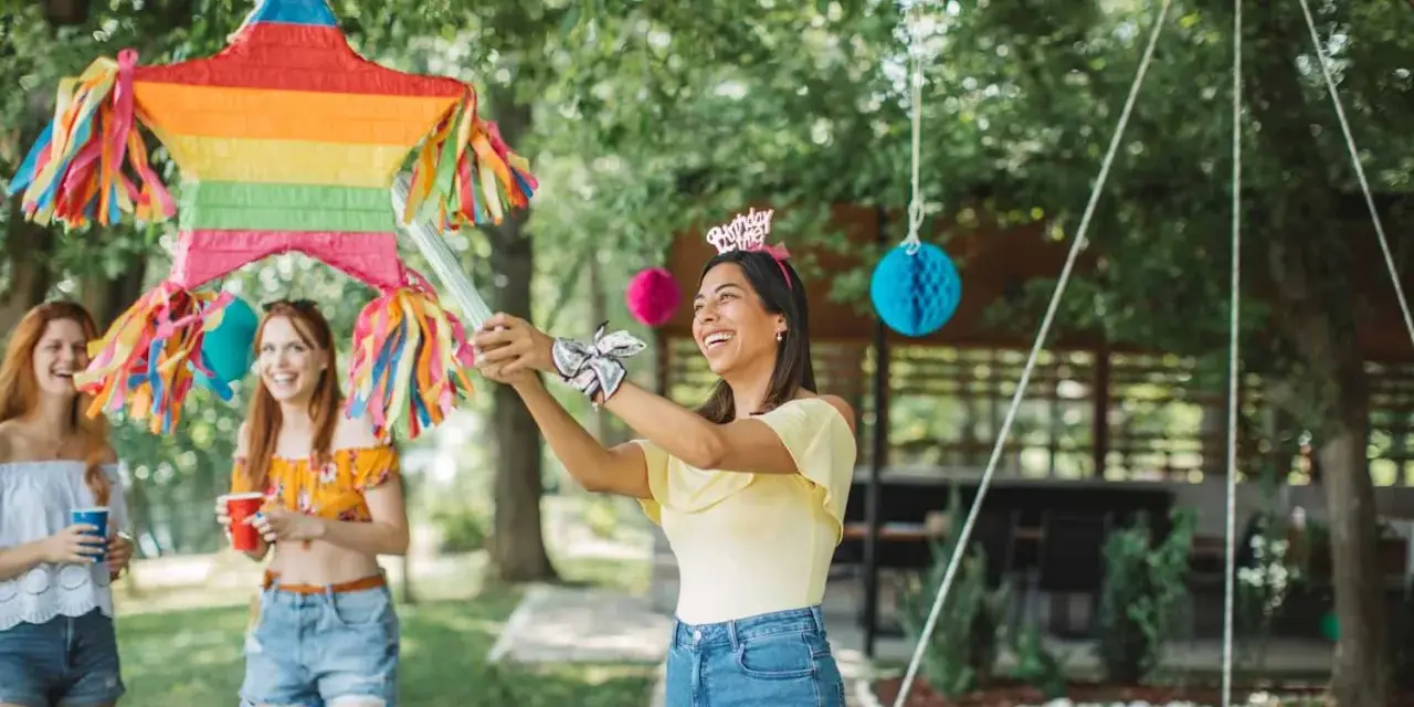 Mujeres celebrando con piñatas para adultos. ¡Qué divertido! Podrían poner dulces, pequeños regalos o hasta botellas de licor.