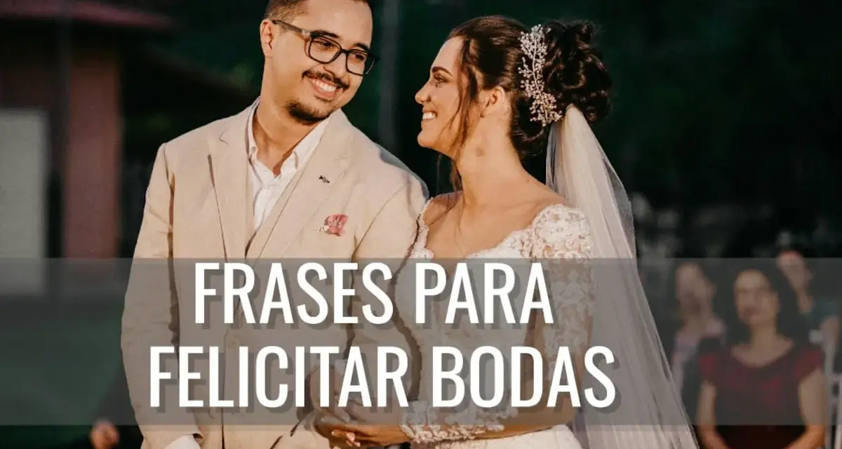Novios sonrientes, ella con velo y él con traje, listos para recibir felicitaciones de boda.