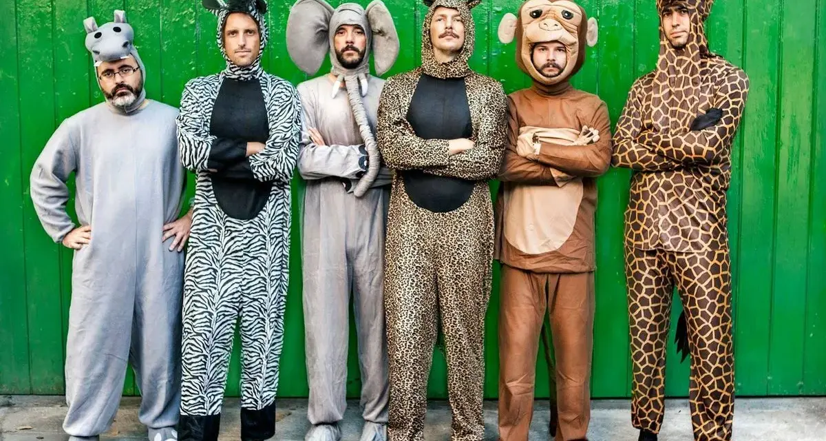 Seis hombres posan con disfraces grupales caseros de animales: hipopótamo, cebra, elefante, leopardo, mono y jirafa.