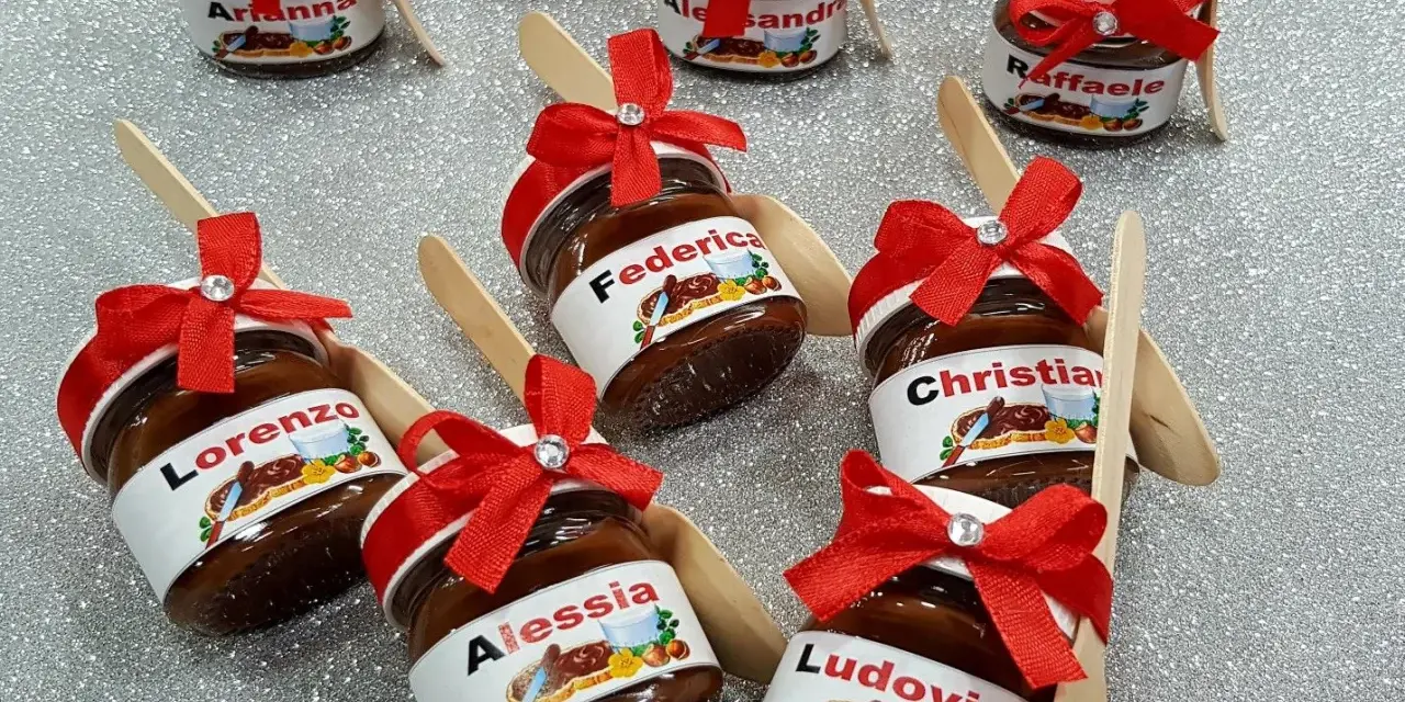 Mini tarros de Nutella personalizada con nombres como Lorenzo, Federica, Alessia, Christian, Ludovica, Arianna, Alessandra y Raffaele, adornados con lazos rojos.