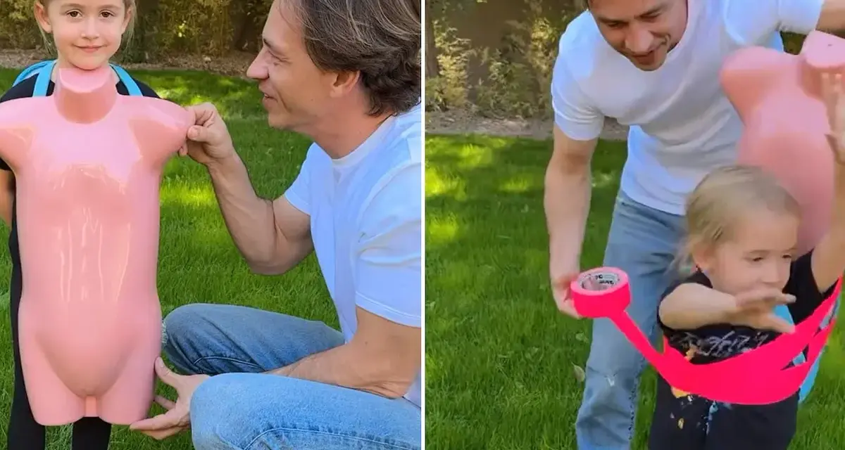 Padre e hija crean un divertido disfraz de juguete casero con un maniquí rosa y cinta adhesiva brillante.