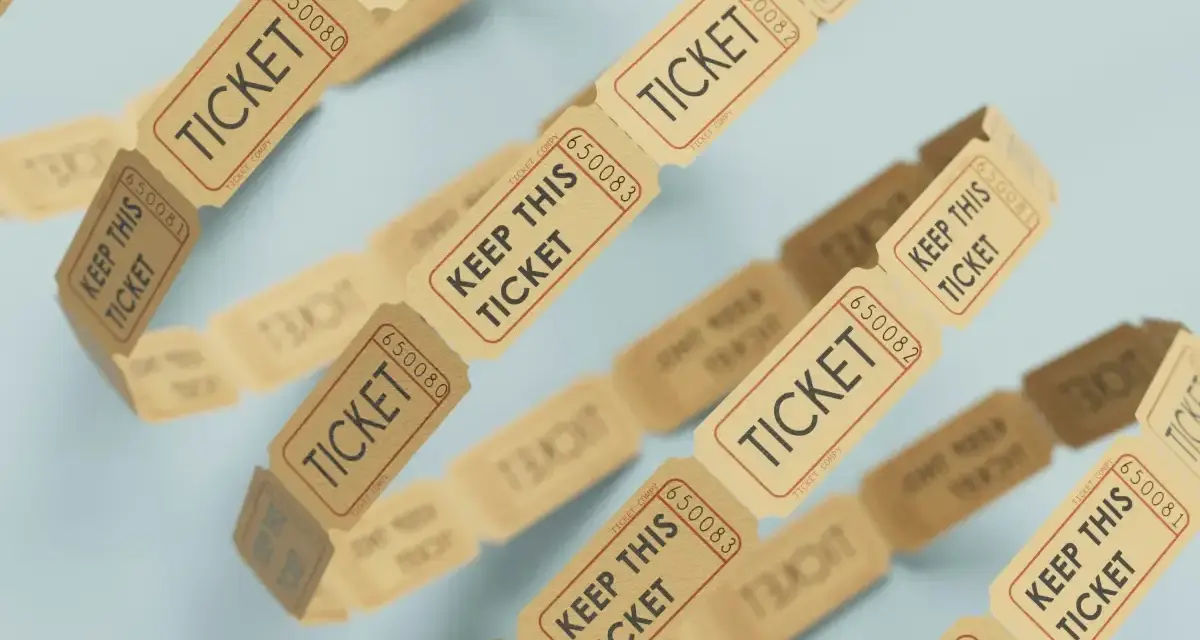 Boleto de rifa, ideal para saber como realizar un sorteo. Cada boleto tiene un número y la indicación "KEEP THIS TICKET".