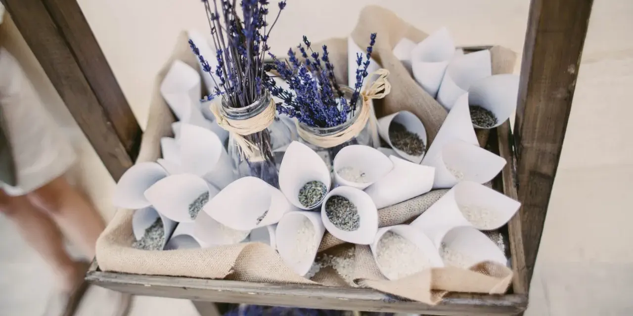 Conos de arroz y lavanda, perfectos regalos invitados boda hecho a mano.