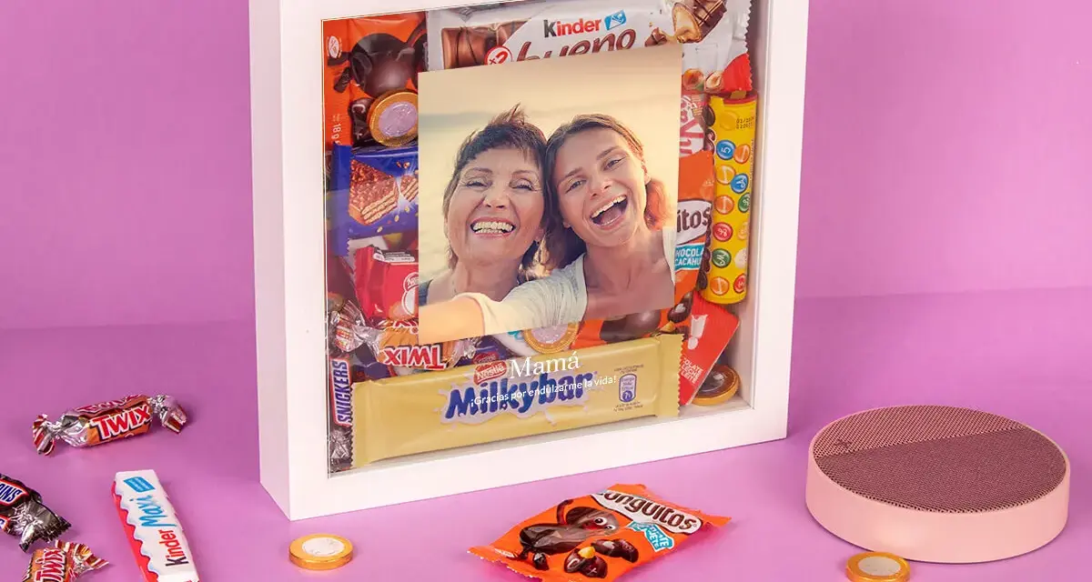 Caja blanca llena de chocolates variados y una foto familiar. Un regalo perfecto de chocolates personalizados para cumpleaños.