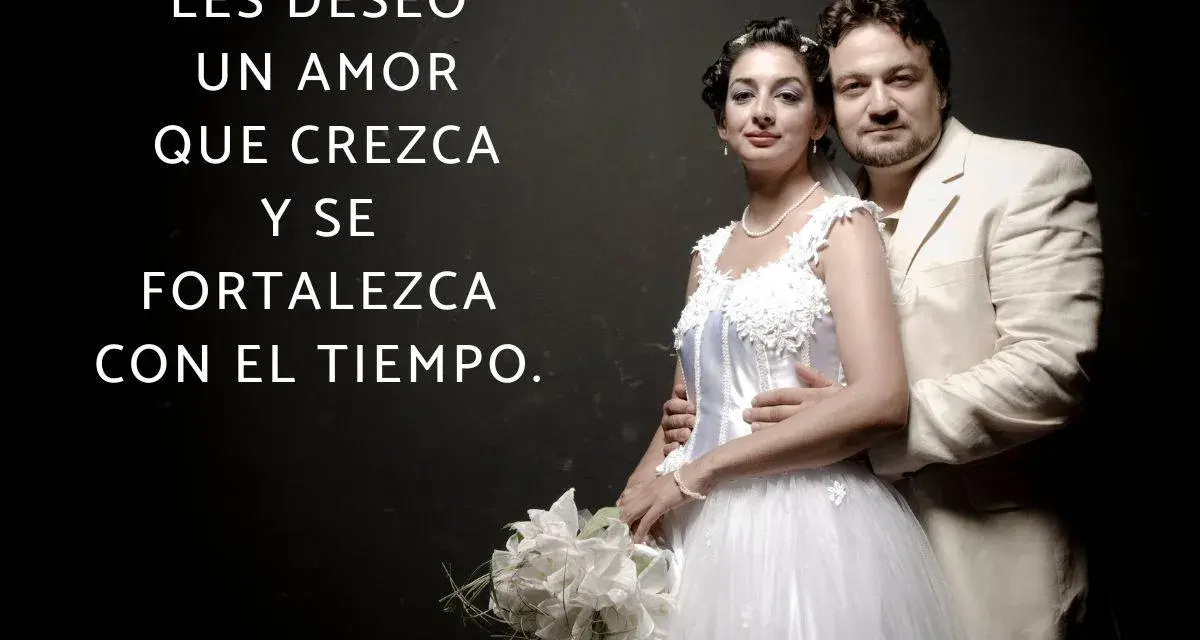 Novios sonriendo, con texto: "Les deseo un amor que crezca y se fortalezca con el tiempo." Frases para felicitar matrimonio.