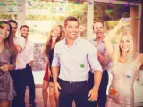 Grupo de amigos celebrando con confeti, listos para juegos de despedida de soltero.
