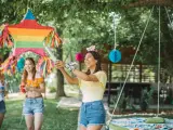 Mujeres celebrando con piñatas para adultos. ¡Qué divertido! Podrían poner dulces, pequeños regalos o hasta botellas de licor.