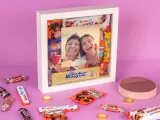 Caja blanca llena de chocolates variados y una foto familiar. Un regalo perfecto de chocolates personalizados para cumpleaños.