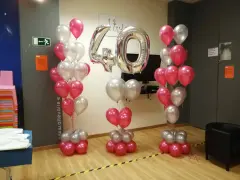 ¡Feliz cumpleaños! Globos plateados y rosas forman un número 40 gigante, celebrando un hito especial.