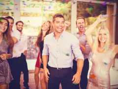 Grupo de amigos celebrando con confeti, listos para juegos de despedida de soltero.