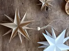 Estrellas de papel hechas a mano, perfectas manualidades adornos navideños caseros. Decoración rústica con rodajas de naranja seca.