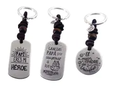 Llaveros personalizados originales: "Papi, eres mi héroe", "Gracias papá por ahuyentar a los monstruos" y "El mejor padre del universo".
