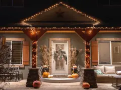 Encantadora decoración Halloween exterior casera con calabazas, luces cálidas y un porche acogedor.
