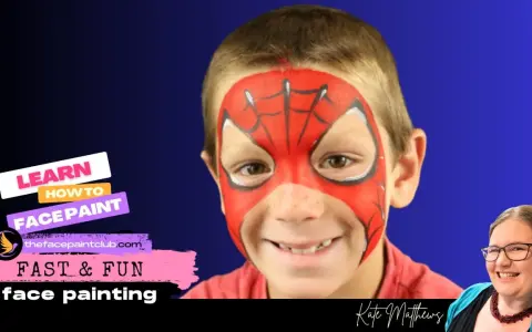 Un niño sonriente con un increíble spiderman dibujo cara. Aprende a pintar caras rápido y divertido.