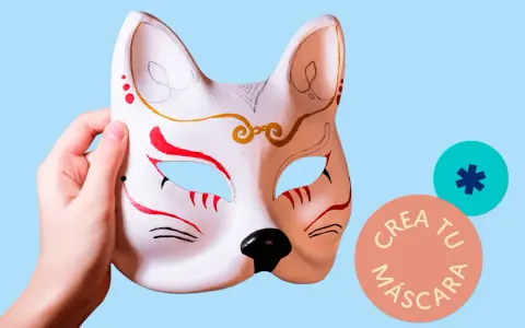 Mano sostiene un antifaz personalizado de zorro, con detalles rojos y dorados. Círculos con texto "Crea tu máscara" y un asterisco.