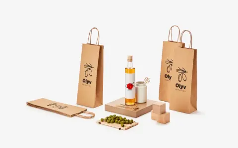 Bolsas vino personalizadas de papel kraft con logo de olivas. Botella de aceite de oliva y aceitunas verdes.