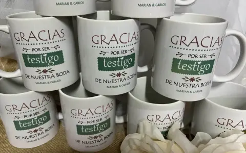 Tazas de boda personalizadas con "Gracias por ser testigo" para Marian y Carlos.