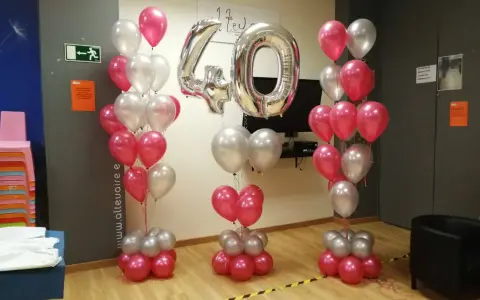 ¡Feliz cumpleaños! Globos plateados y rosas forman un número 40 gigante, celebrando un hito especial.