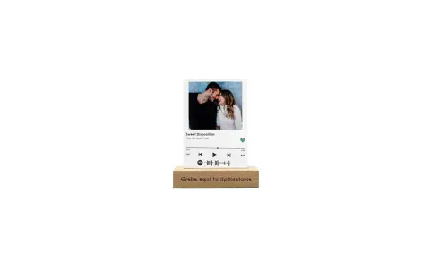 Foto con canción de Spotify de una pareja, con la carátula de "Sweet Disposition" y un código QR para reproducirla.