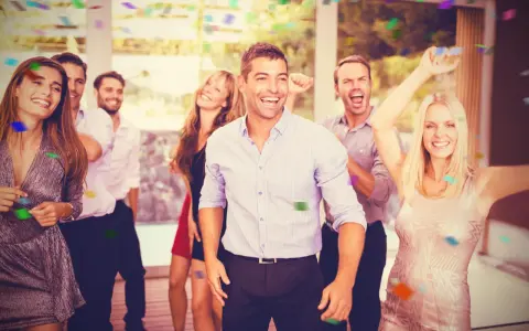 Grupo de amigos celebrando con confeti, listos para juegos de despedida de soltero.