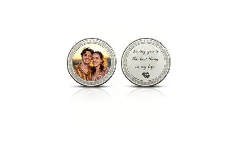 Monedas personalizadas con foto de pareja y mensaje romántico. Un recuerdo único.