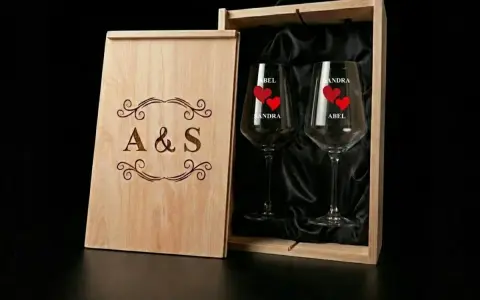 Caja de madera con dos copas de vino personalizadas con nombres y corazones. Ideal para personalizar copas de vino.